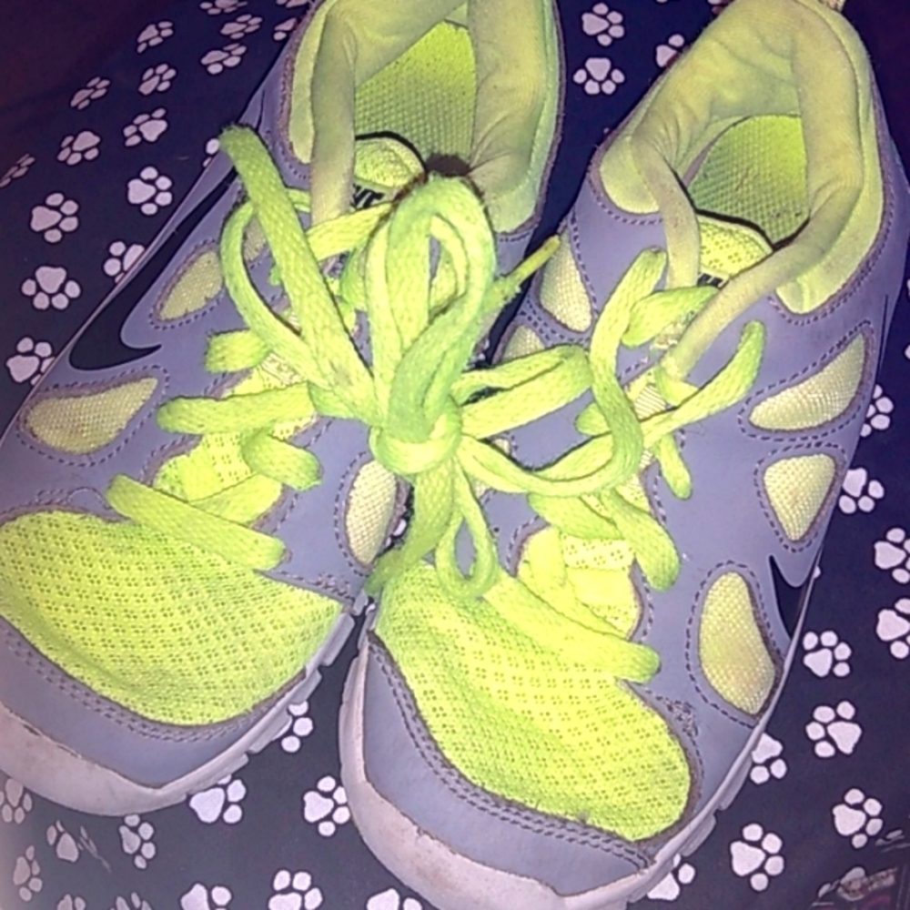 Boy Nike Free 5.0 Size 10.5 toddler  they have some stains but good 4 playing in